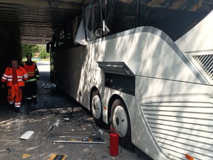 Pod viaduktem u Dolního Dvořiště se zasekl autobus s cizinci. Zranili se čtyři lidé