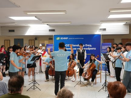 Korejští dobrovolníci přivážejí do Týna K-pop i taekwondo