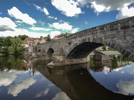 Naboso po písku v Písku. Historický most nad Otavou se promění v unikátní promenádu