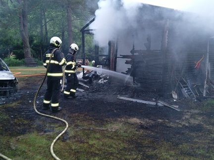 V Přídolí na Krumluvsku lehla chata popelem, hořelo i auto