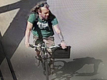 Policie pátrá po cyklistovi, který vzal z lavičky v Budějovicích tašku na notebook