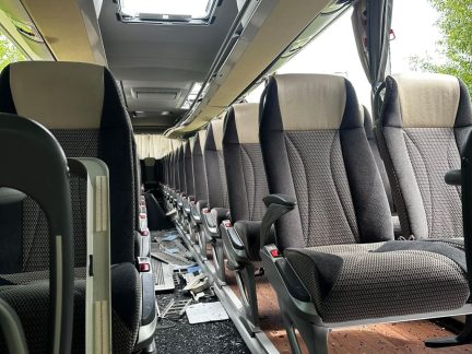 Řidič, který zaklínil autobus pod viadukt čelí trestnímu stíhání