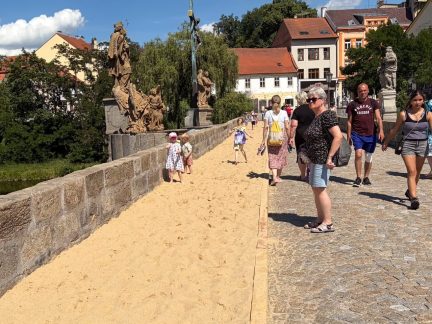 Pláž na Kamenném mostě. Lidé si užívají chůzi po písku v Písku