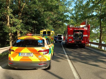 Při nehodě u hráze Horusického rybníka se zranili tři senioři