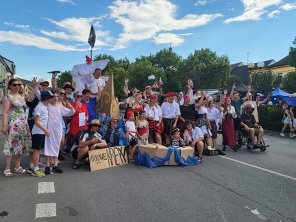 VIDEO: Na Veselských slavnostech nemohla chybět Jízda z kopce na čemkoliv. První místo brala Lužnická perla ze Soběslavi