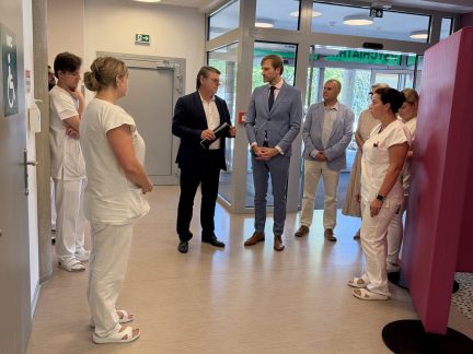 Ministr Vojtěch si v táborské nemocnici prohlédl psychiatrii, gastroenterologii a zajímal se o budování urgentního příjmu
