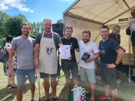VIDEO: Soutěžící vařili guláš čtyři hodiny. Ondra Slanina z pořadu Kluci v akci předvedl půlhodinový recept