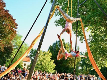 Akrobaté nad řekou i v ulicích. Festival Cirkusové meandry se vrací do Krumlova