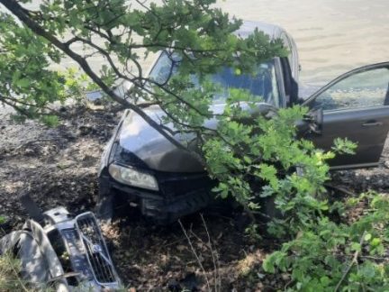 Cizinec skončil s autem na kraji rybníka Nuzov. Měl v sobě bezmála 2,8 promile