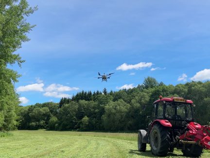 Jihočeští vědci vyvíjejí autonomní systém pro záchranu srnčat při senoseči