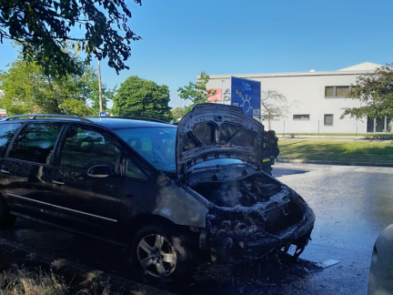 Ve Strakonicích začalo za jízdy hořet auto. Pak se ozval výbuch