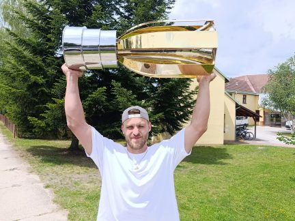 Hokej: Pohár vítězů extraligy dorazil na jih. Po Kondelíkovi ho ukázal doma Jiří Smejkal