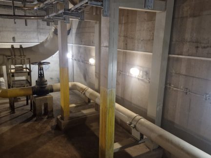 Tuny oceli v podzemních chodbách. Temelínští technici mění bezpečnostní potrubí