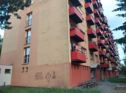 Vandal posprejoval fasádu paneláku na sídlišti Vajgar v Hradci
