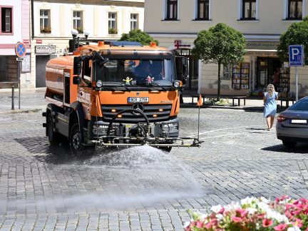 Kropit ve vedrech ulice rozpálených měst? Pohledy radnic se různí