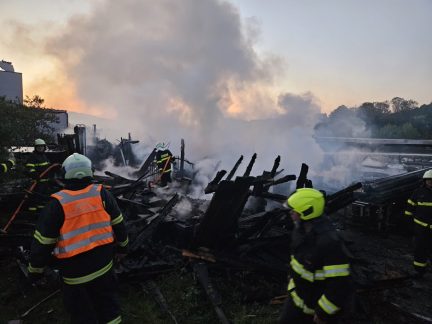V Prachaticích hořela truhlárna a sklad se dřevem. Záchranka zasahovala u jednoho z hasičů