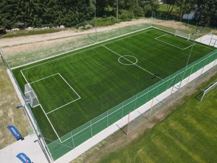 Ve Chvalšinách slavnostně otevřeli nové hřiště. Pokřtila jej exhibice plná gólů