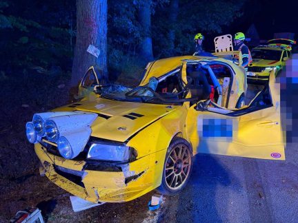 Na Radouňské rallye došlo v noci k vážné nehodě. Po nárazu do stromu vyprošťovali vážně zraněného řidiče