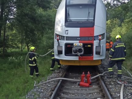 Mezi Bělčicemi a Blatnou hořel motor vlaku