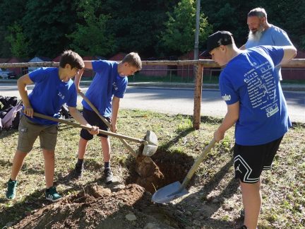 Deváťáci ve Vimperku vysadili stromy absolventů. Tradice vznikla po řádění vandala