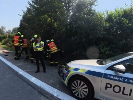Auto skončilo po nehodě v Budějovicích na střeše. Řidiče vyprošťovali hasiči