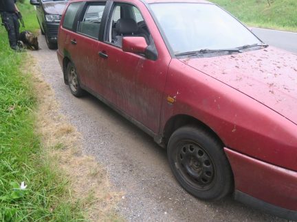 Hledaný muž boural na Strakonicku. Před policisty se schoval v křoví