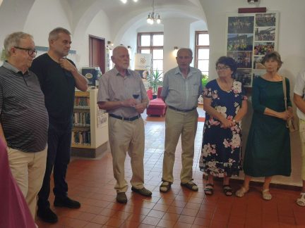 Senior klub ZVVZ si připomíná čtvrtstoletí výstavou v milevské knihovně