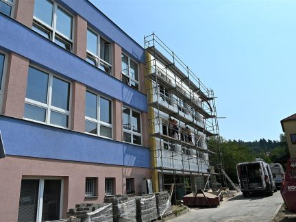 V areálu písecké ZŠ E. Beneše přistavují nový objekt