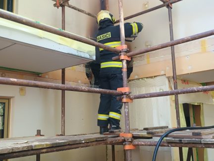 V Jetěticích hořel venkovní plášť rozestavěné dřevostavby