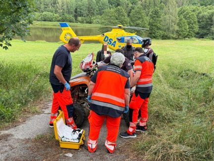 Srážka motocyklu a čtyřkolky u Chvalšin si vyžádala transport motocyklisty vrtulníkem