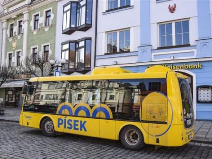 Nové autobusy, více spojů i chytré zastávky. Cestující píseckou MHD čekají novinky