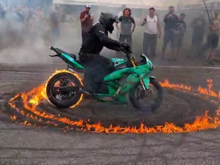 Video: Hrejkovické motogrilování rozpálilo pekelnou show. Plameny, skoky i tvrdý rock nadchly davy diváků