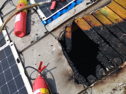 Požár fotovoltaiky na střeše obchodu si vyžádal evakuaci dvaceti lidí