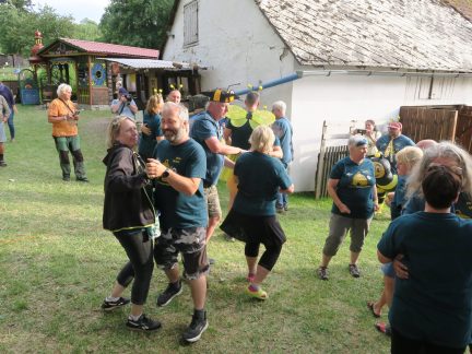 Do Krušlova přijelo téměř 500 „kačerů“. Největší geocachingová akce na jihu Čech podpořila rozvoj Machova včelína