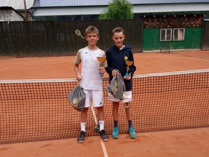 Třídenní tenisové turnaje v Milevsku opanovali Salák a Holešovská