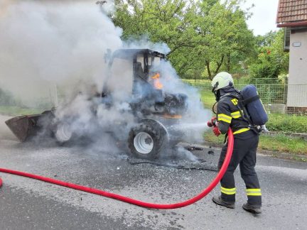 V obci Skopytce skončil v plamenech malý nakladač