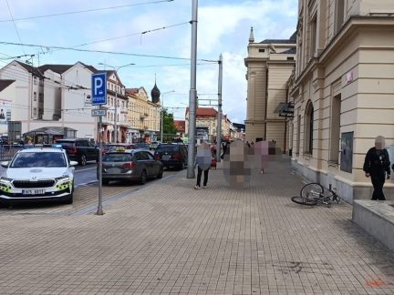 Mladíci chtěli ukrást kolo u Mercury. Po honičce se strážníky skončili v rukou policie