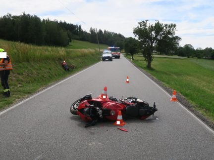 Motorkářka na Prachaticku nezvládla řízení a vylétla ze silnice. Do jejího stroje narazil další motocyklista