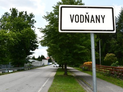 Spolu s cestou k chatám ve Vodňanech se opravuje i pozemek radního
