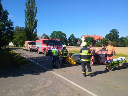 Po nehodě u Svatkovic zůstal řidič zaklíněný v autě. Letěl pro něj vrtulník