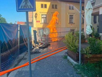 Aktualizováno. Únik plynu a zranění muže. V Českých Budějovicích jsou uzavřeny Zátkovo nábřeží a Biskupská ulice