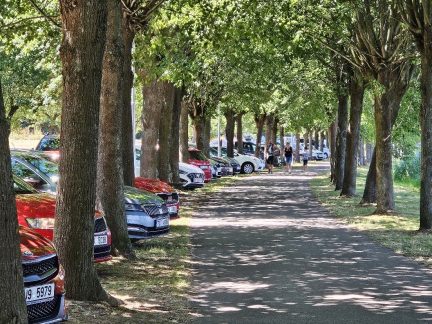 Svět obrů zapříčinil v Chlumu u Třeboně parkovací peklo. Radnice chystá nová opatření