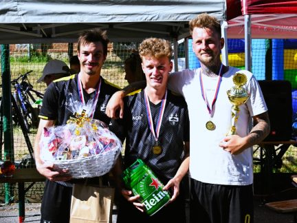 Kapr Cup potřetí. Nohejbalový turnaj v Řepici přilákal osm týmů i stovku diváků