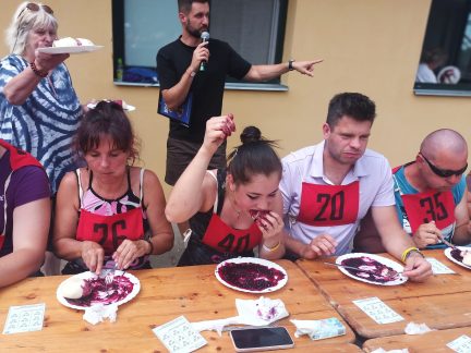 Soutěž v pojídání borůvkových knedlíků má počtvrté stejného krále. Rekord dala i nová princezna