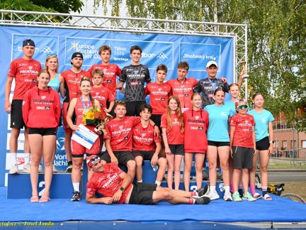 VIDEO: Táborští triatlonisté vybojovali na domácích závodech pět medailí