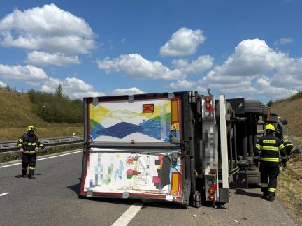 Nehoda kamionu uzavřela dálnici D3 u Soběslavi. Pro zraněného řidiče letěl vrtulník