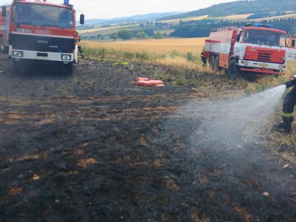 U Javornice na Prachaticku hoří pole a les. Požár lesa zaměstnává hasiče také u Olešnice