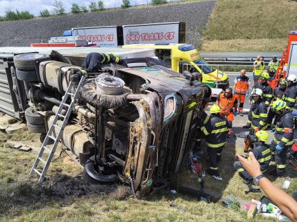 Doplnění k nehodě kamionu u Soběslavi: Zraněného řidiče vyprošťovali hasiči desítky minut