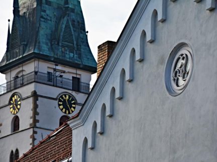 Věžní hodiny v Jindřichově Hradci se rozbily. Oprava potrvá týdny