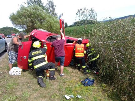Při nehodě u Vodňan se zranili tři lidé. Ženu vyprošťovali z auta hasiči